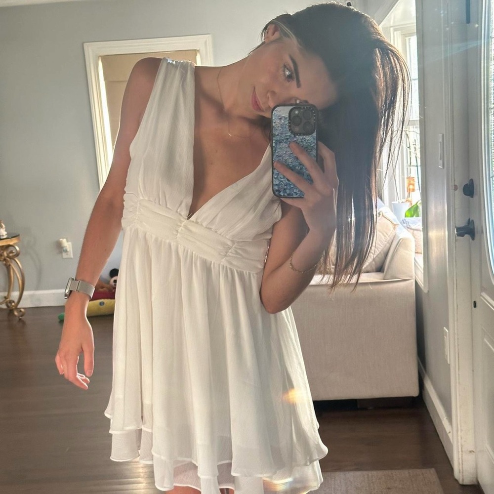 Chic White V-Neck Mini Dress